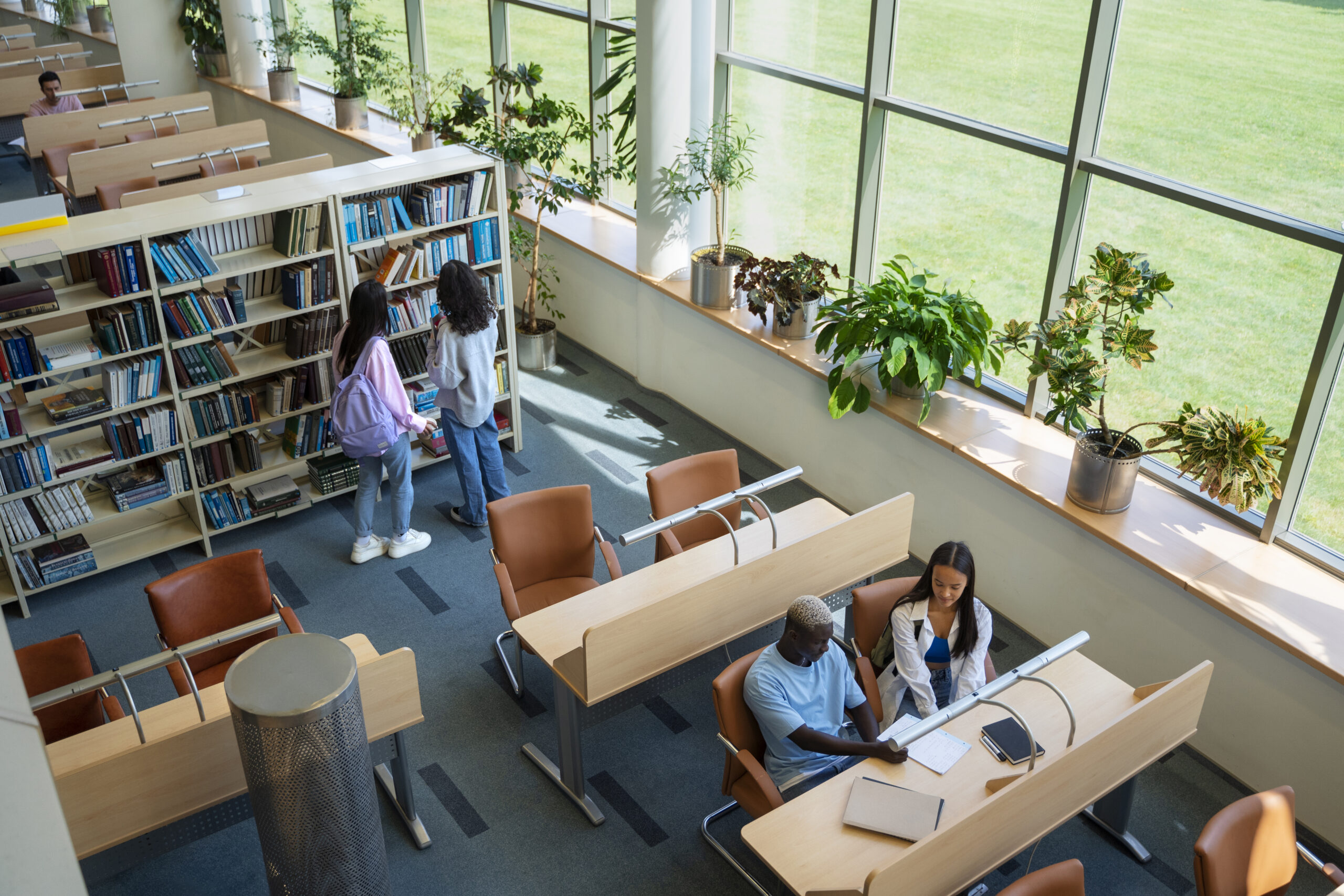 etudiants-a-angle-eleve-apprenant-a-la-bibliotheque etudiants-a-angle-eleve-apprenant-a-la-bibliotheque