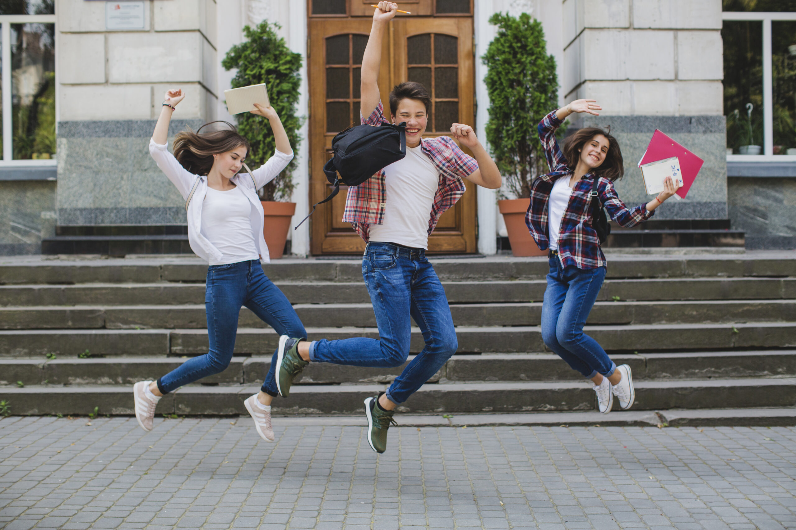 des-etudiants-joyeux-en-plein-essor des-etudiants-joyeux-en-plein-essor