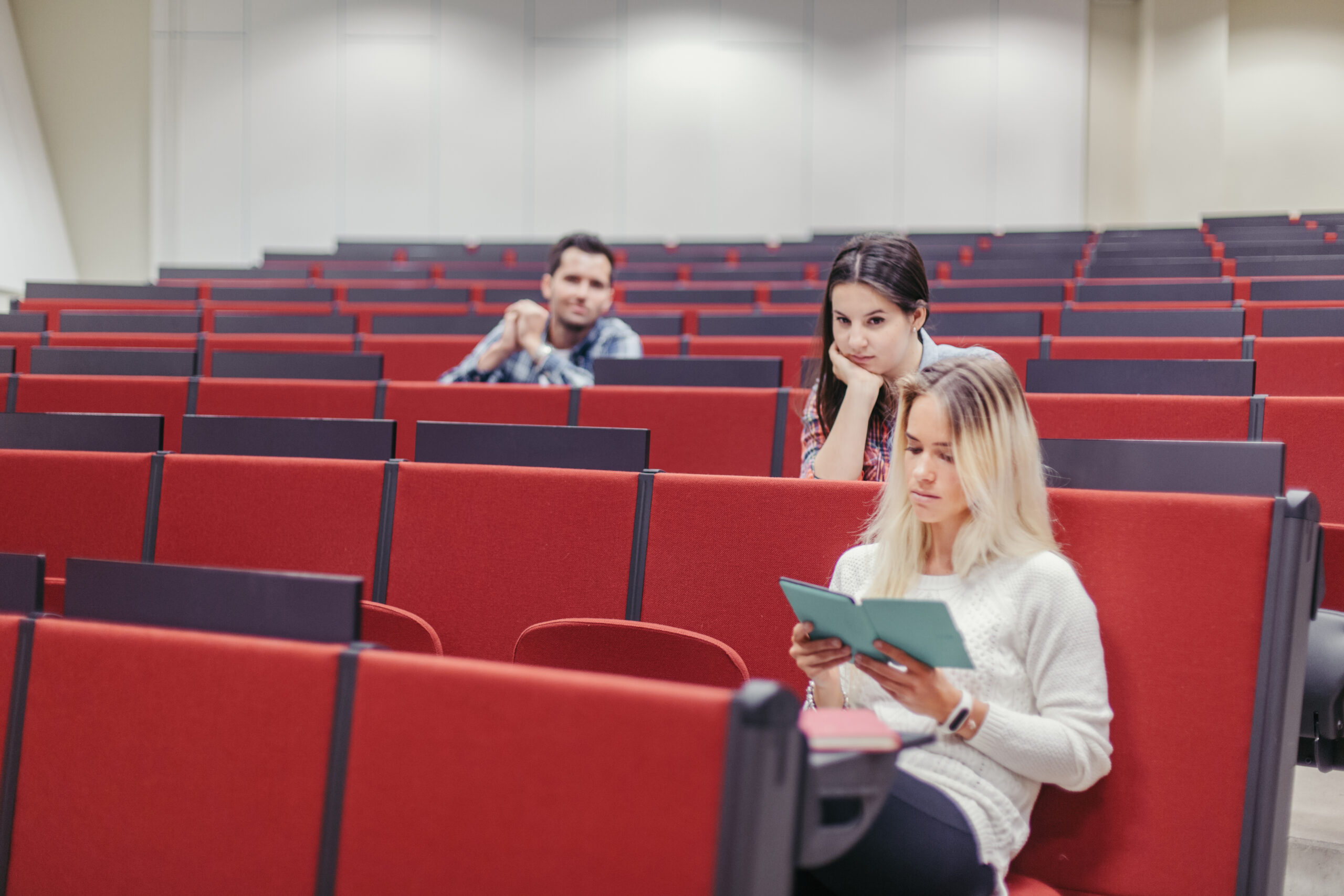 etudiants-assis-a-la-salle-de-conference etudiants-assis-a-la-salle-de-conference