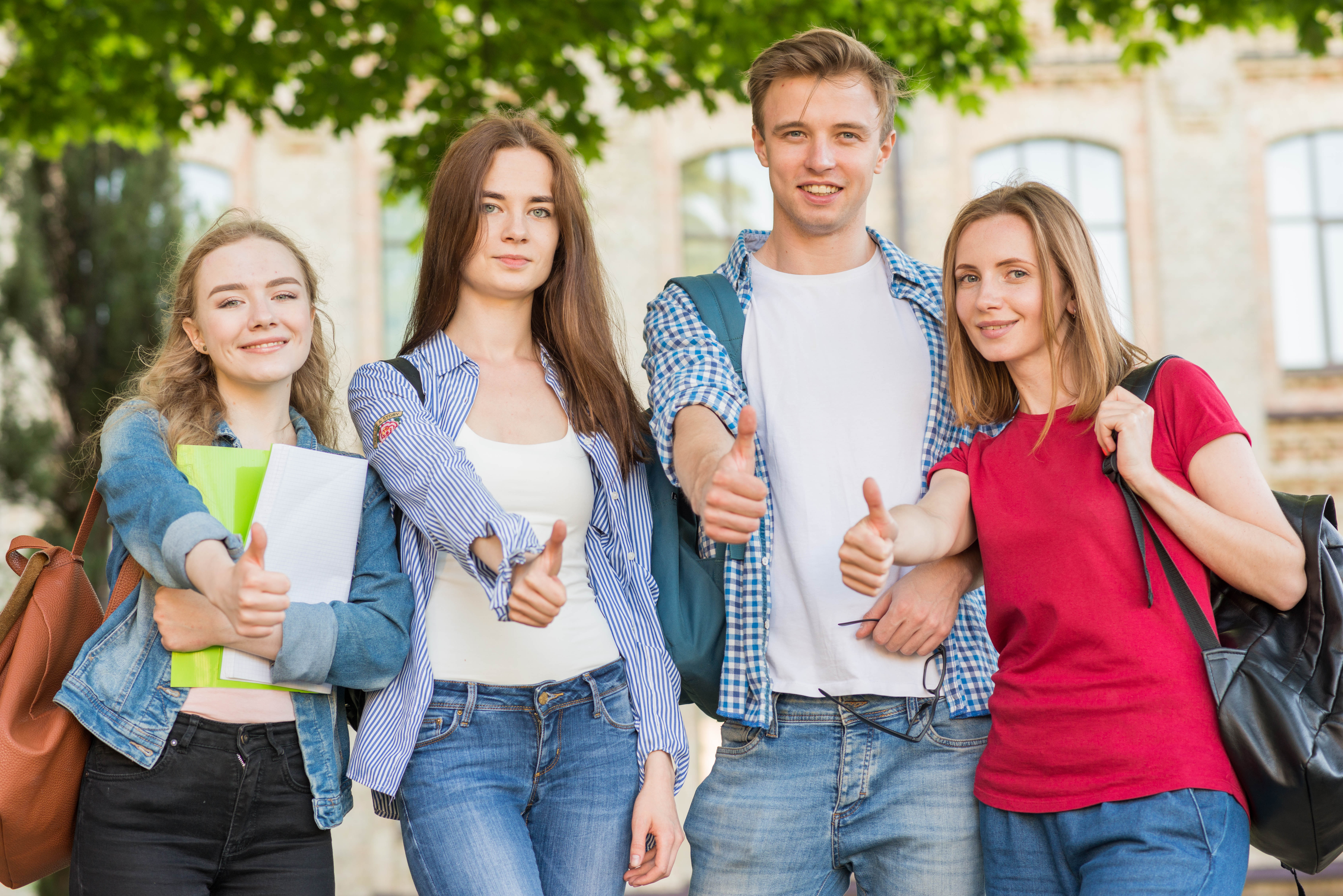 groupe-de-jeunes-etudiants-devant-le-batiment-de-l-ecole groupe-de-jeunes-etudiants-devant-le-batiment-de-l-ecole